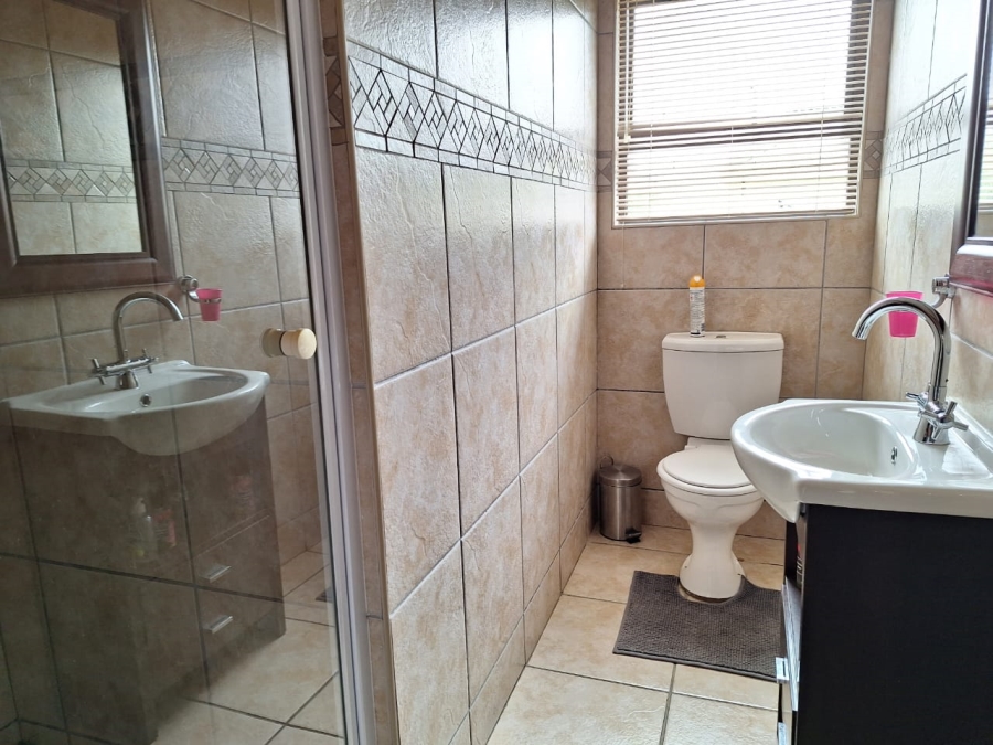 5 Bedroom Property for Sale in Caribbean Beach Club North West